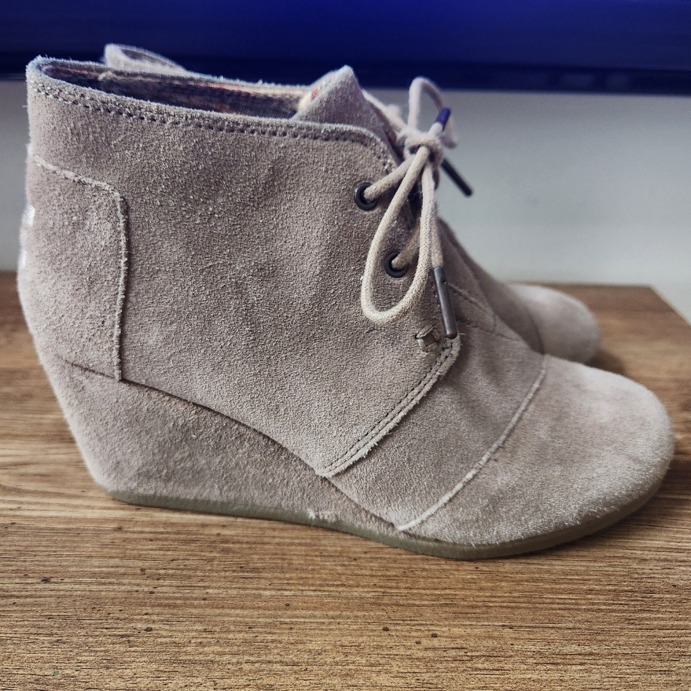 Toms Womens Suede Desert Ankle Boots Taupe Wedge Heels Lace Up Size 6